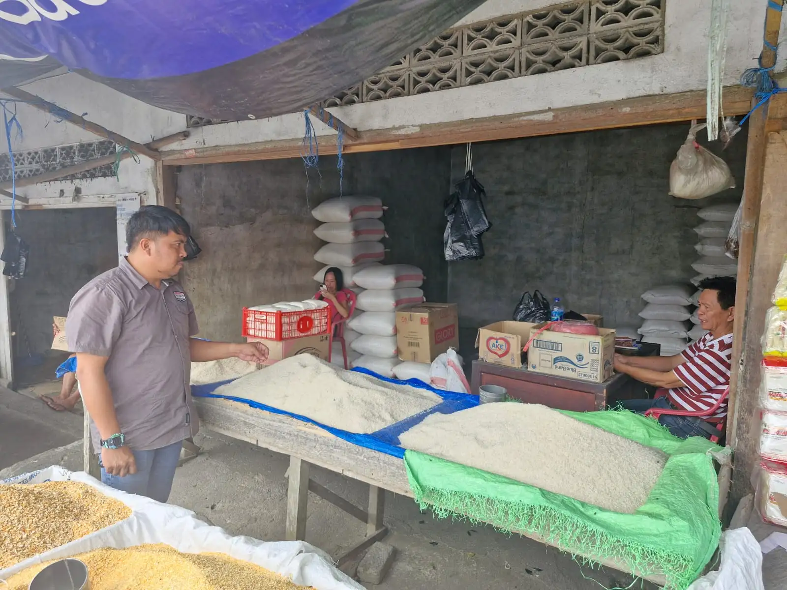 Jelang Natal, Unit III Tipiter Polres Minahasa Pastikan Stabilitas Harga Beras di Pasar Tondano